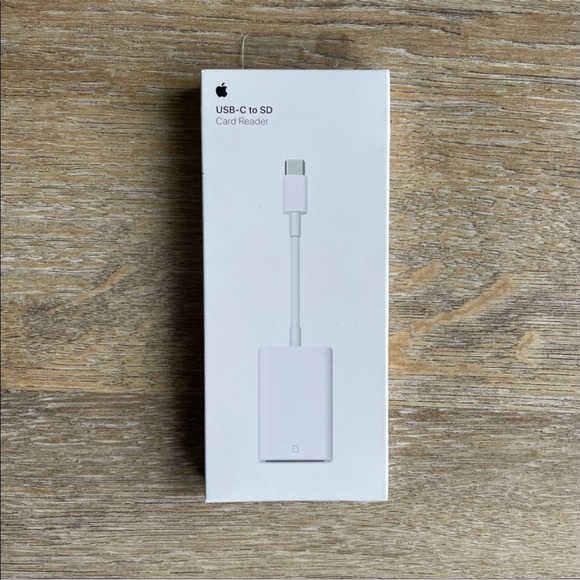 Apple USB-C to SD Card Reader - Picture 2 of 8
